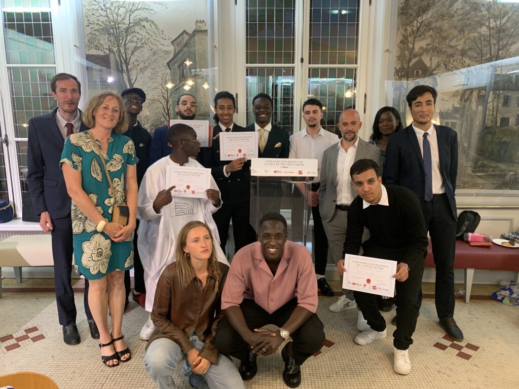 Photo de groupe lors de l'événement Eloquence 2023 devant le pupitre